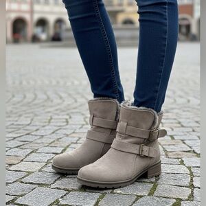 White Mountain Chastity Ankle Boot Tan
Suedette 7.5 Booties Block Heel Faux Fur